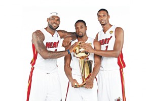 hth体育真人-现场气氛火爆，球迷支持如潮！，足球比赛现场气氛怎么形容