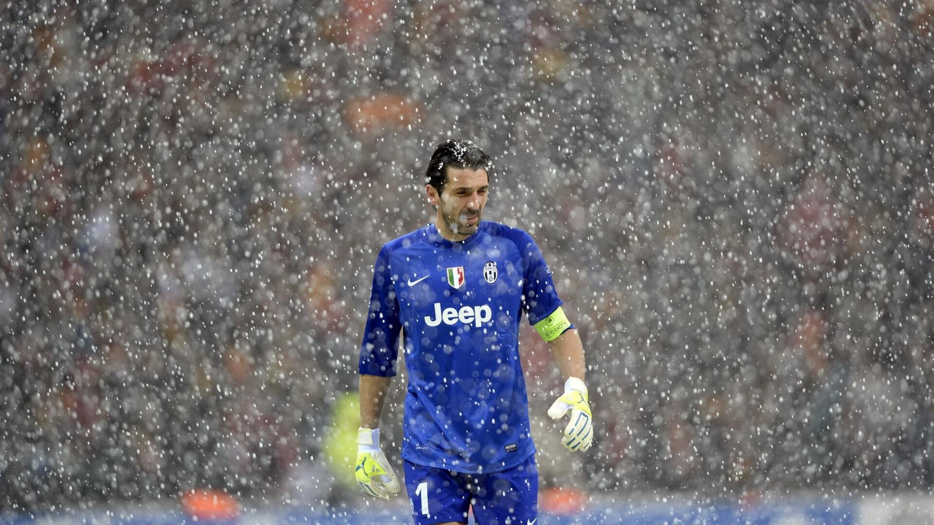 福登与后腰的衔接为曼城提供更多变速进攻选择，福登穿什么球鞋